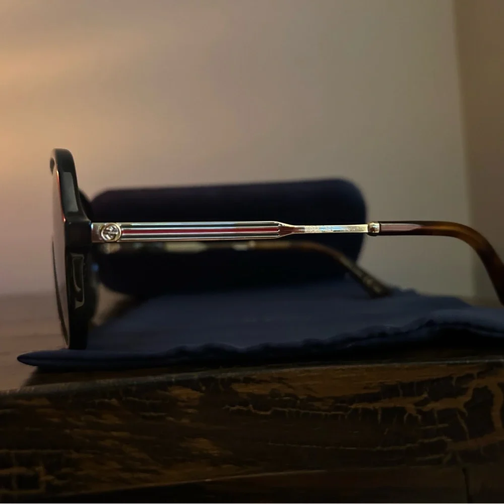 Gucci Black and Silver Sunglasses No scratches! Like brand new. - Picture 2 of 6